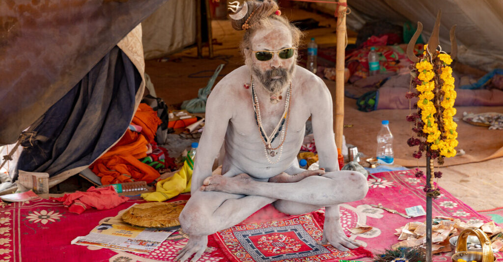 Los sadhus, los monjes nómadas de la India 5 Un sadhu meditando