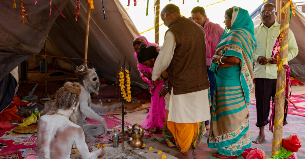 Los sadhus, los monjes nómadas de la India 6 Sadhus recibiendo a quienes se acercan
