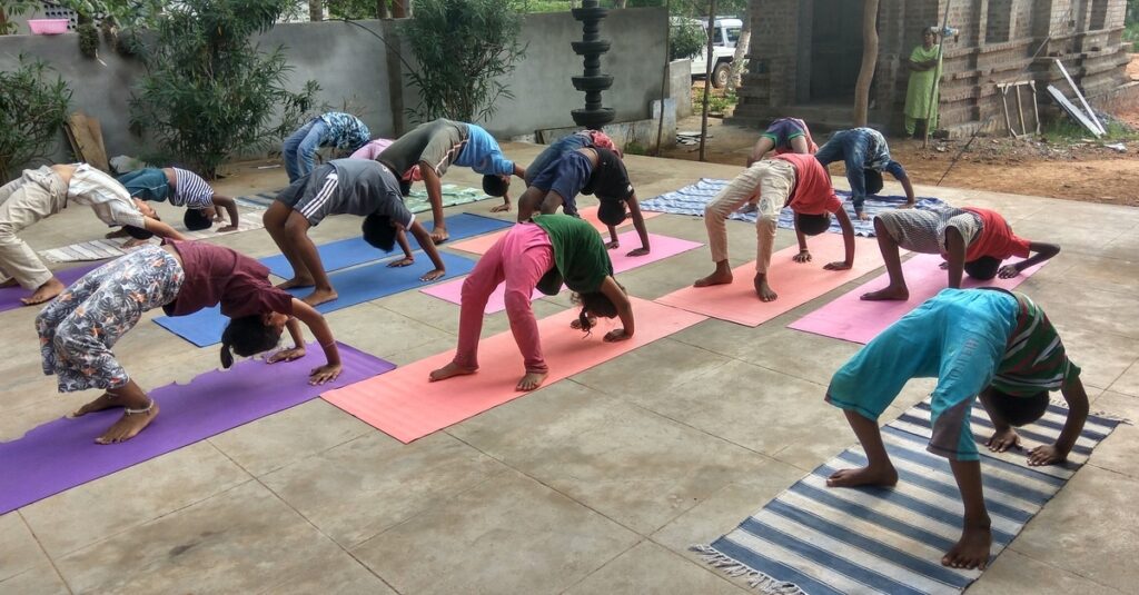 Gente practicando yoga en Mysore