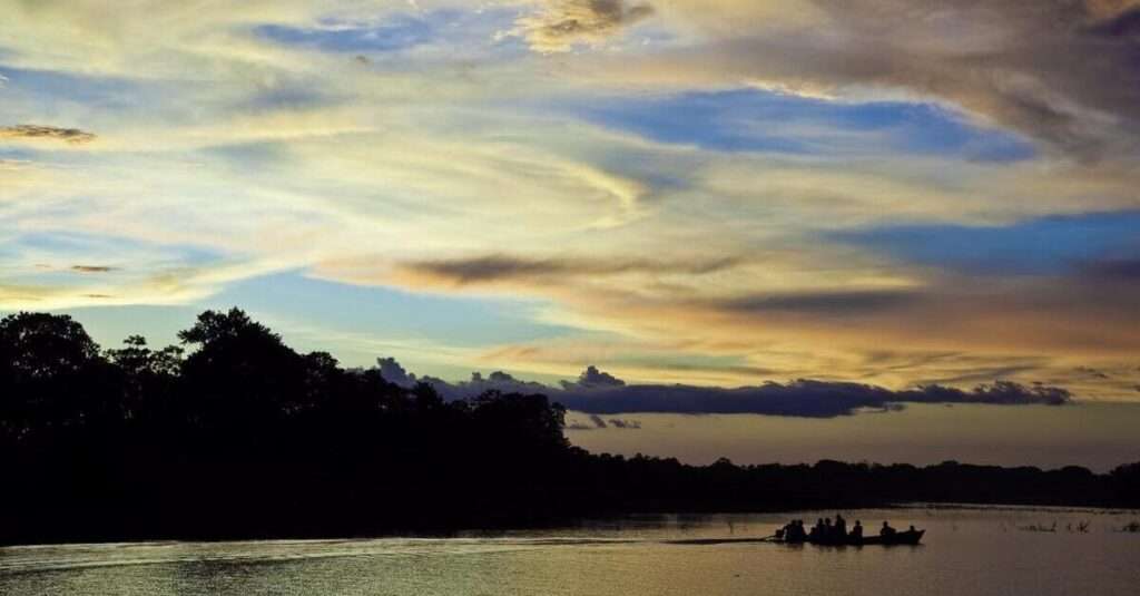 Un atardecer en la Amazonía peruana