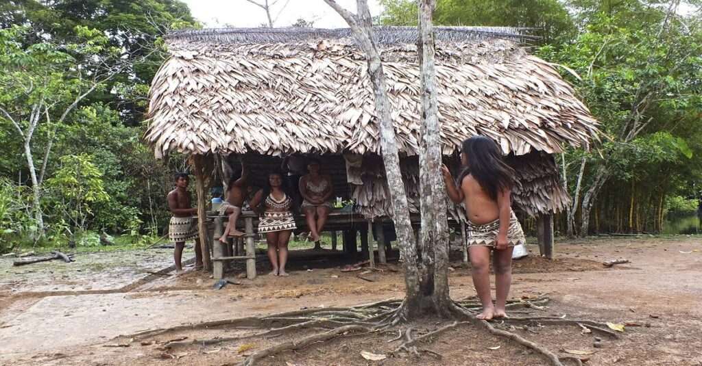 Una comunidad ribereña de la Amazonía peruana