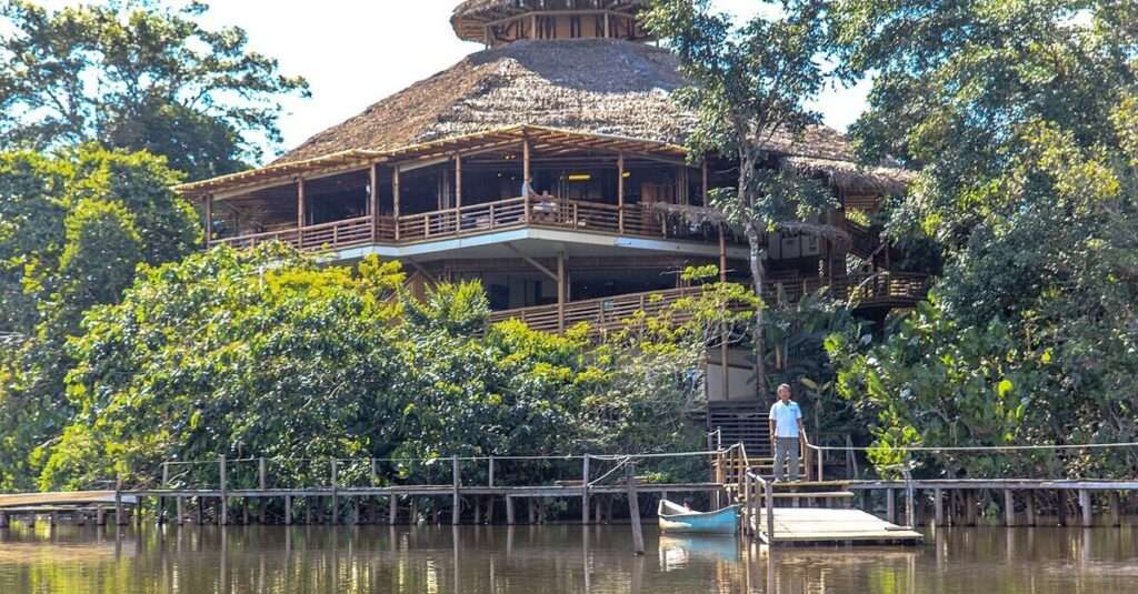 Un lodge amazónico junto al río