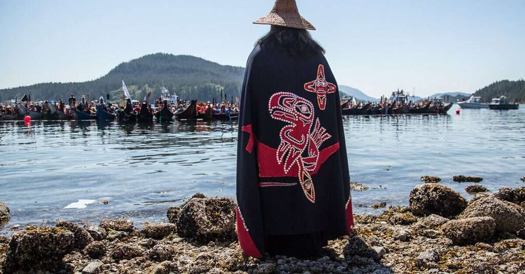 Ritual con canoas de la tribu indígena canadiense Squamish