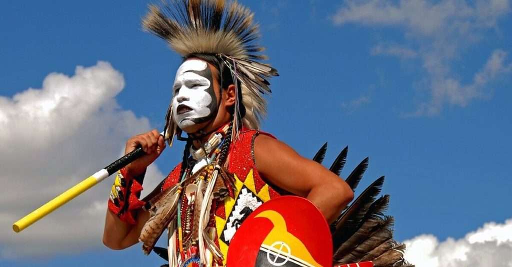 Guerrero aborigen ataviado con motivo de un powwow