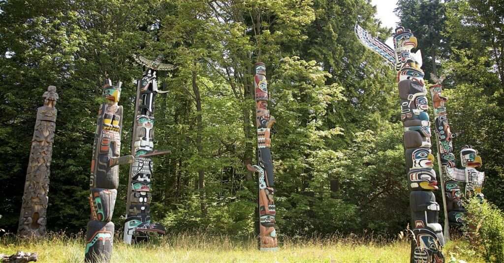 Viajando tras las huellas de las Primeras Naciones de Canadá 1 Tótems identificativos de las Primeras Naciones de Canadá