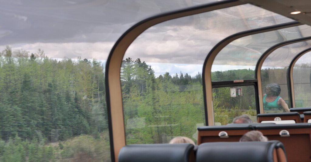 Vagón panorámico de The Canadian que permite contemplar el paisaje canadiense