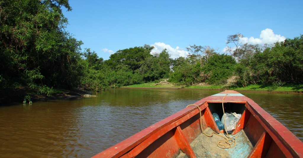 Adentrándose en la Amazonía boliviana con una embarcación por el río Beni