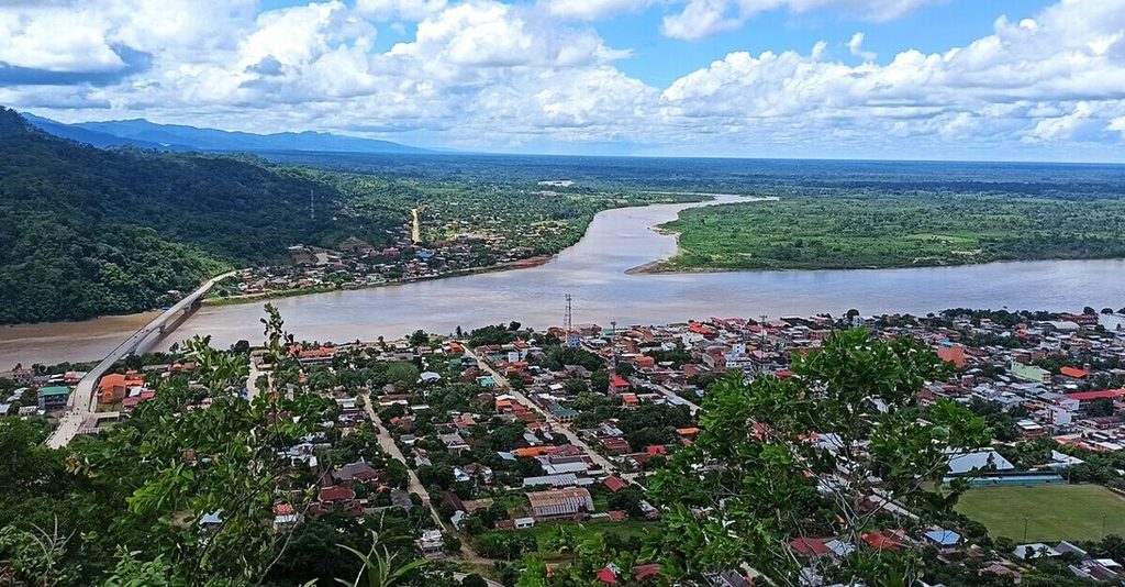 El río Beni divide Rurrenabaque y San Buenaventura
