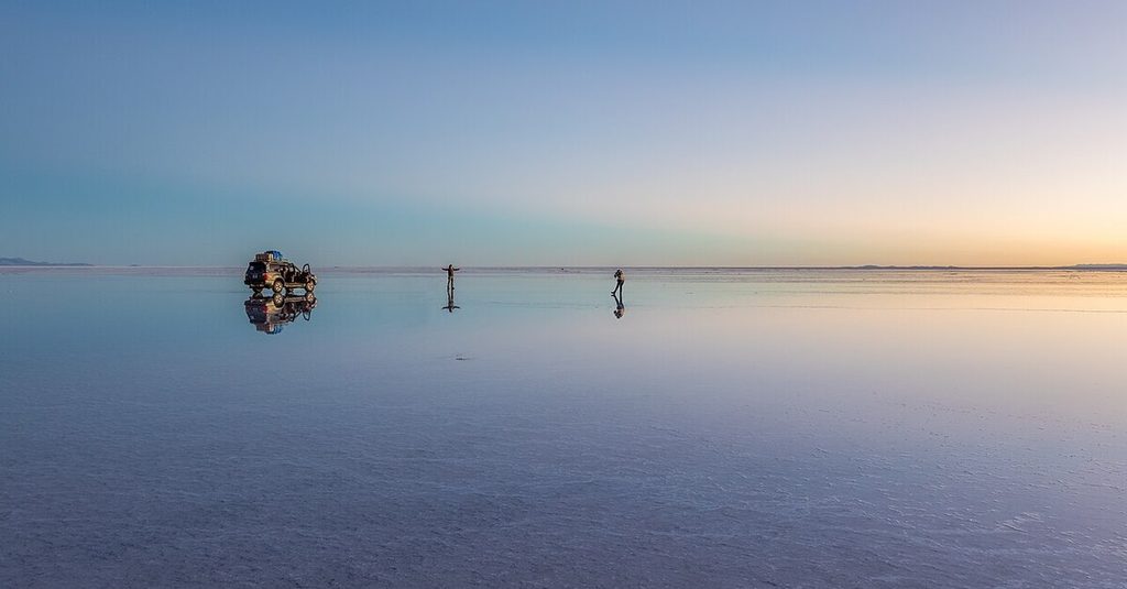 Efecto espejo en el Salar de Uyuni, durante la temporada de lluvias
