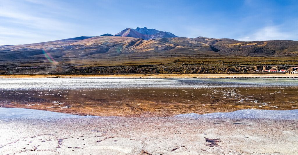Vista del Salar de Uyuni con el volcán Tunupa de fondo